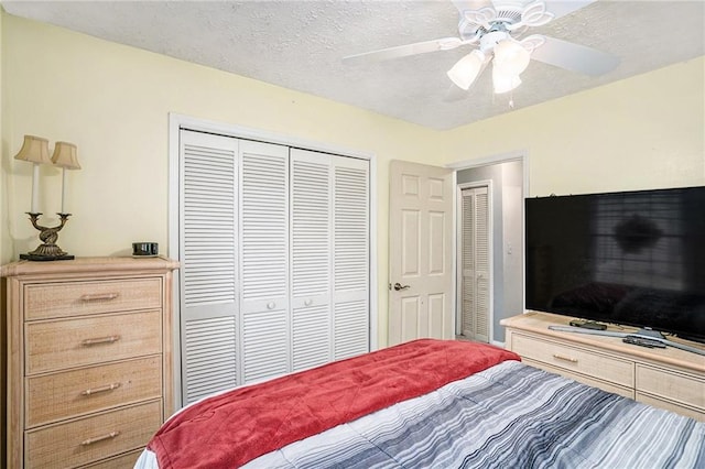bedroom featuring a closet, a textured ceiling, and a ceiling fan