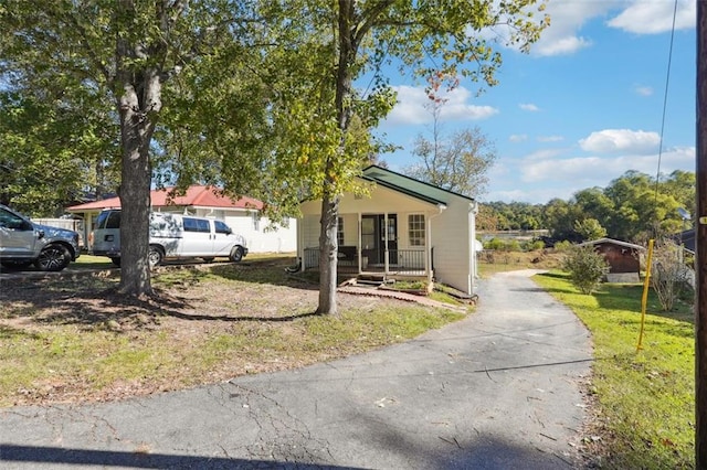 view of front of home featuring a porch