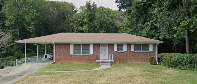 view of front facade featuring a carport and a front lawn