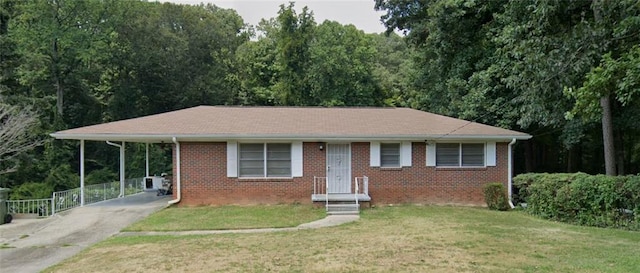 view of front of home featuring a carport and a front yard