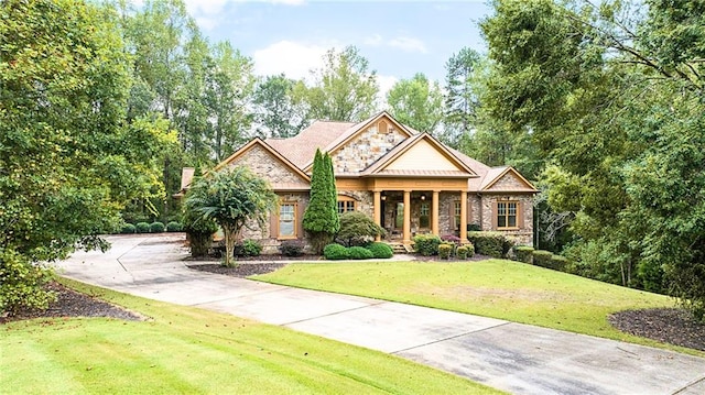 craftsman inspired home featuring a front yard