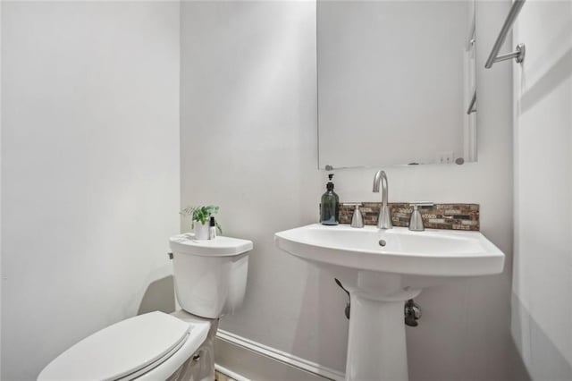 119 Kennemer Ct, Duluth, GA 30097 - bathroom with decorative backsplash, toilet, and a sink