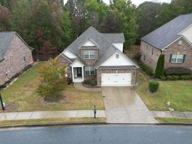 view of front facade featuring a front lawn and a garage