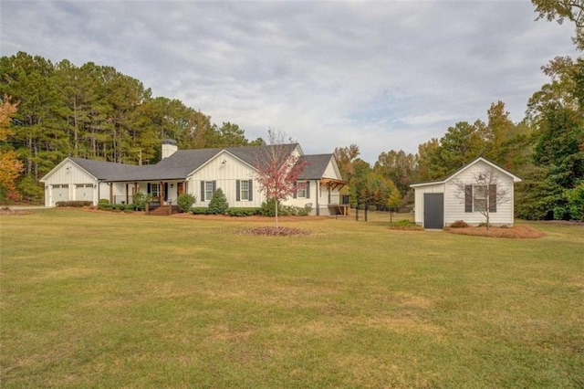 view of front of property featuring a front yard