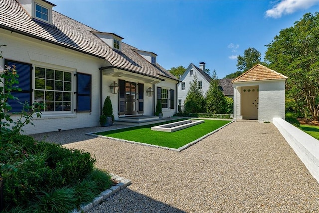 view of yard featuring an outbuilding