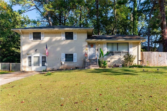 tri-level home featuring a front lawn