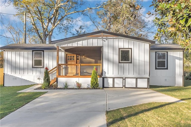 view of front of house featuring a front lawn and covered porch