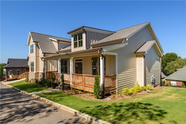 view of front of property featuring a front lawn and covered porch