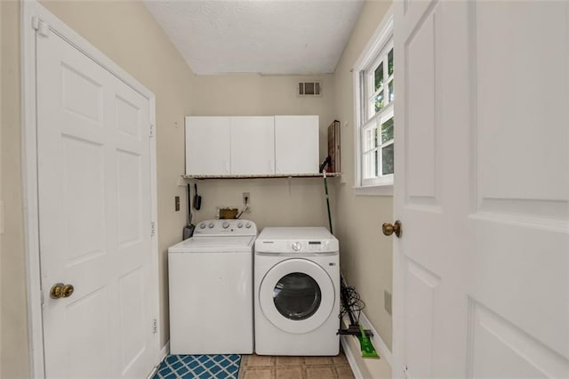 laundry area with visible vents, cabinet space, independent washer and dryer, and baseboards