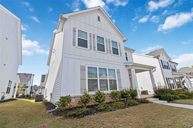 view of front of home featuring a front lawn