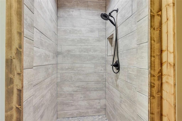 bathroom featuring tiled shower