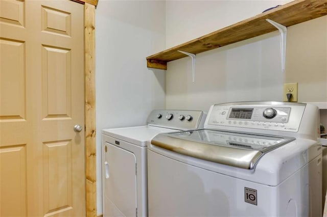 laundry room with laundry area and independent washer and dryer