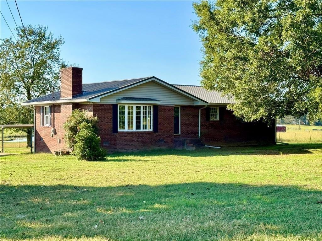 view of front of house with a front lawn