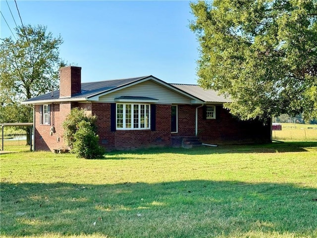 view of front of house with a front lawn