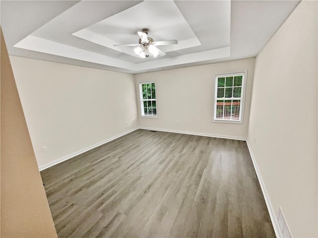 spare room featuring ceiling fan and a tray ceiling