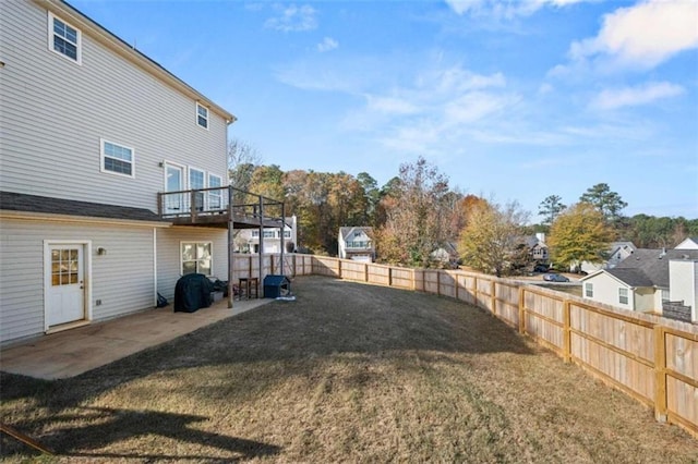 view of yard featuring a patio area