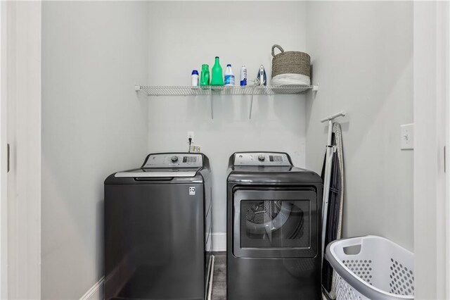 906 Sims St SW, Atlanta, GA 30603 - laundry area featuring washing machine and dryer and laundry area