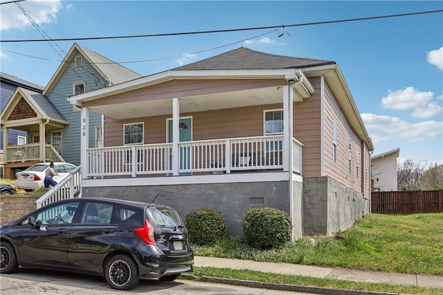 906 Sims St SW, Atlanta, GA 30603 - view of front facade with a porch and fence