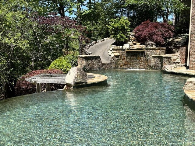 view of swimming pool