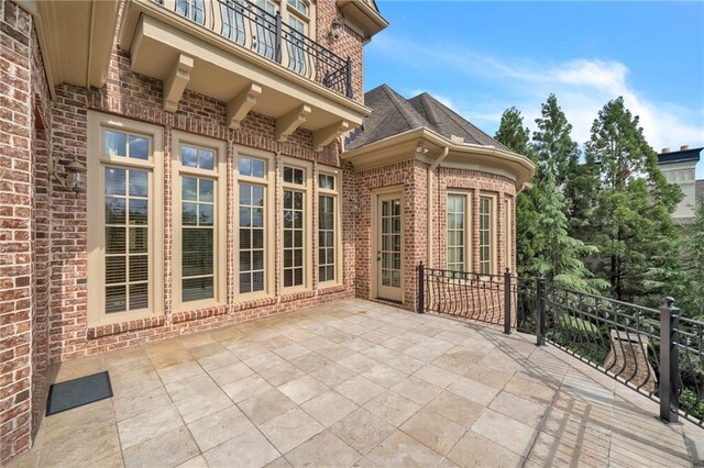 foyer entrance featuring baseboards, wine cooler, washing machine and clothes dryer, marble finish floor, and crown molding