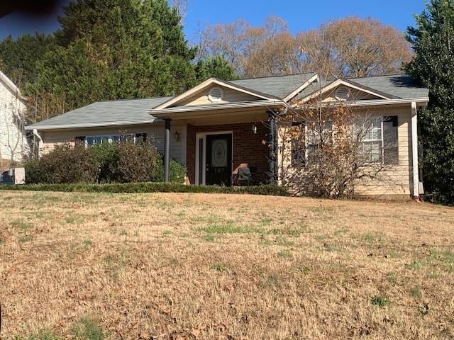 single story home with a front lawn