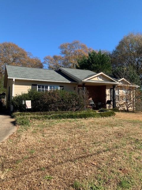 view of front of home featuring a front lawn