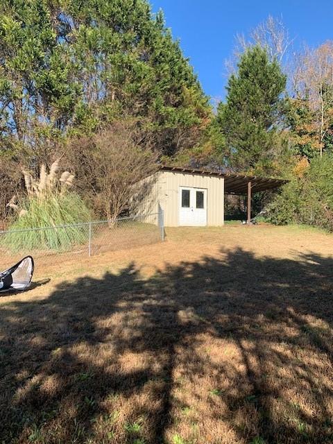 view of yard featuring an outdoor structure