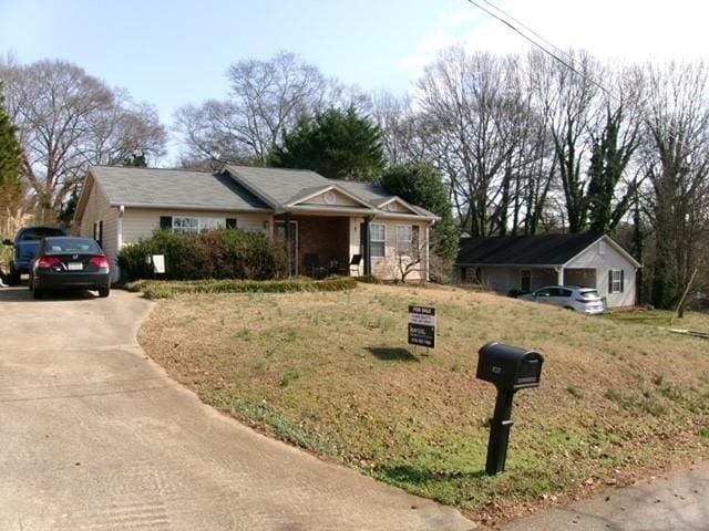 view of front of house with a front lawn