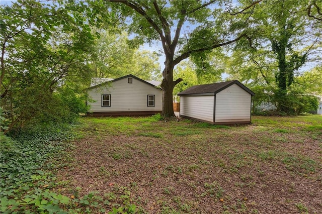 view of yard with a shed