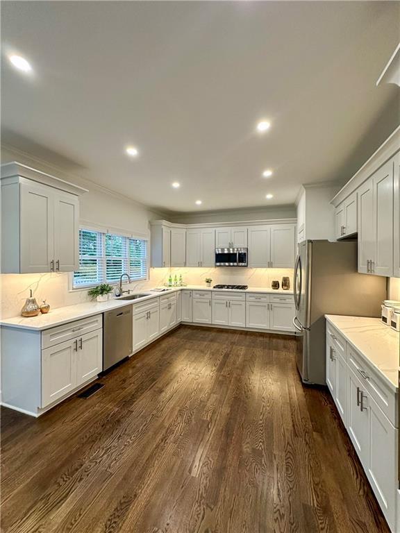 365 Morning Dew Cir, Roswell, GA 30075 - kitchen with stainless steel appliances, a sink, dark wood-style flooring, backsplash, and recessed lighting
