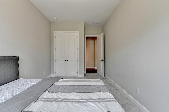 bedroom featuring baseboards, carpet flooring, visible vents, and a closet