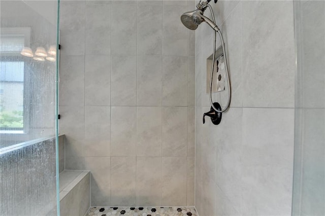 bathroom featuring tiled shower