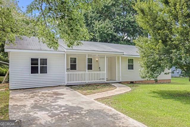 33 Russell Rd, Mcdonough, GA 30252 - ranch-style home with covered porch and a front yard