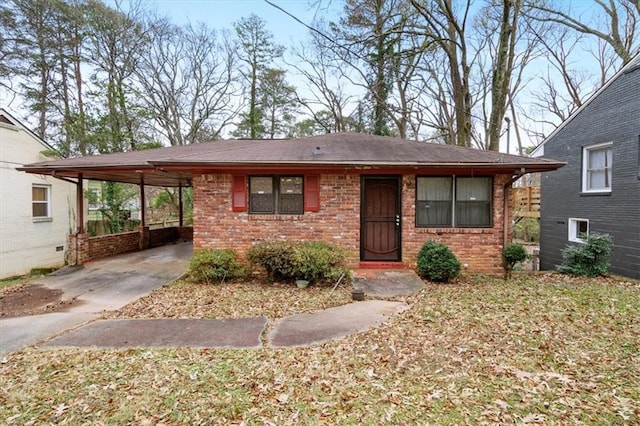 view of front of property featuring a carport