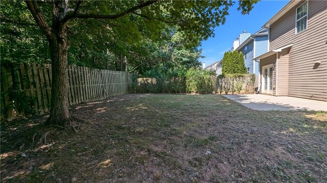 view of yard featuring a patio