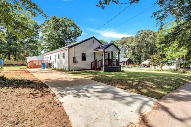 bungalow-style home featuring driveway and a front yard