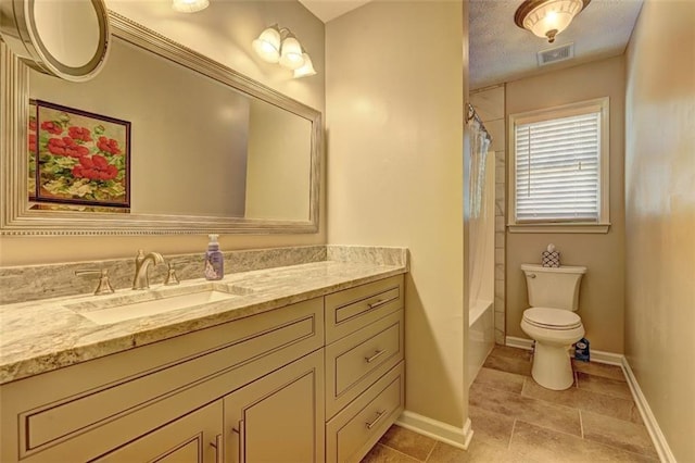 full bath with baseboards, visible vents, vanity, and toilet