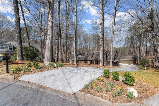 view of front of house with aphalt driveway