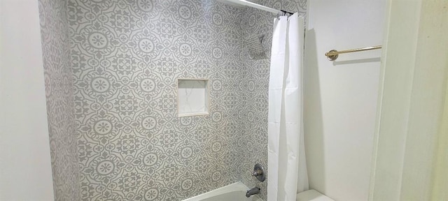 bathroom with shower / tub combo