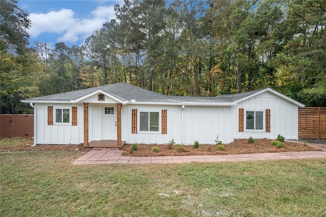 ranch-style home featuring a front yard