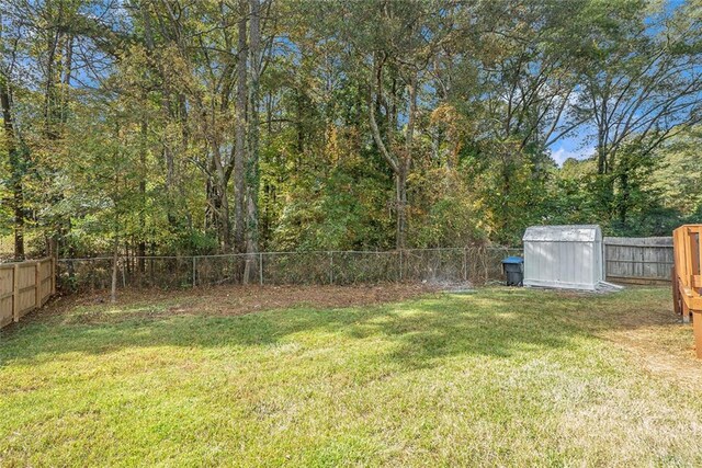 view of yard featuring a storage shed