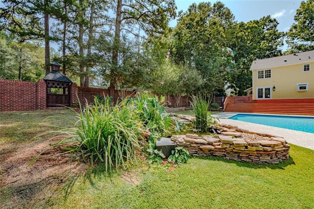 view of yard featuring a fenced in pool