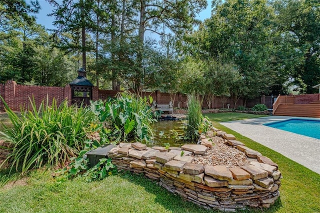 view of yard featuring a fenced in pool