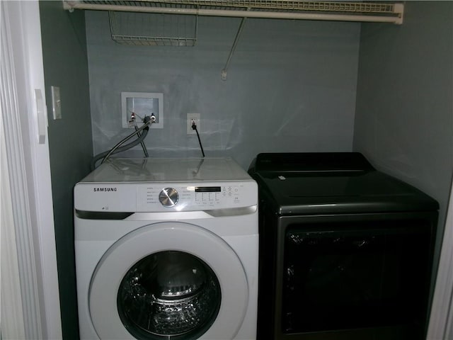 clothes washing area featuring laundry area and washing machine and dryer