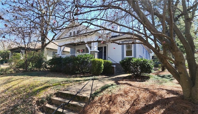 view of front of property featuring a porch