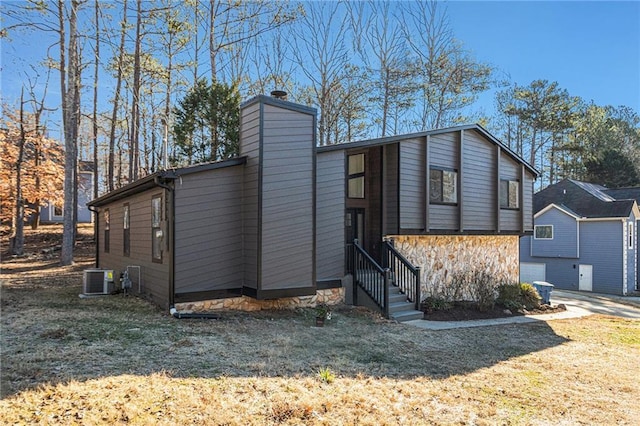 view of front of house with a front lawn