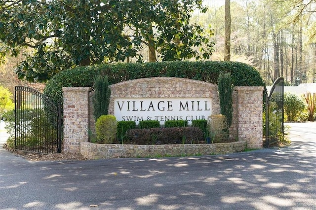 view of community / neighborhood sign