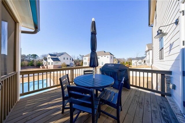 sunroom / solarium with ceiling fan, a fireplace, and vaulted ceiling