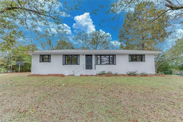 ranch-style house featuring a front yard