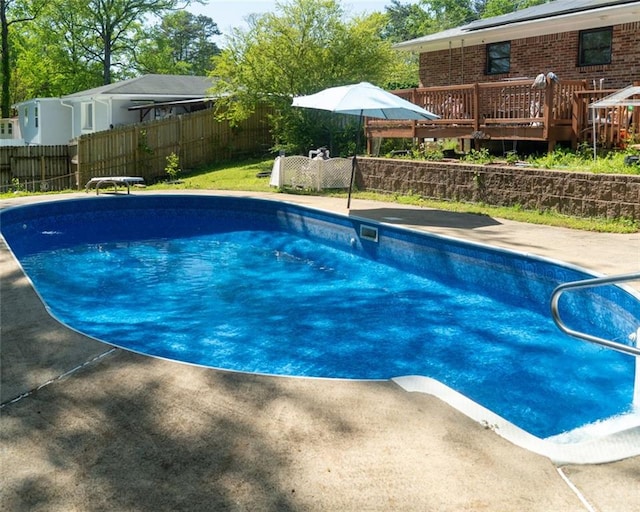 724 Camelot Way, Norcross, GA 30071 - view of swimming pool with a deck